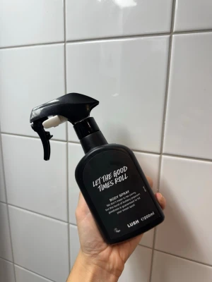 Let The Good Times Roll Body Spray - Body spray från Lush med Delikat karamellpopcorn-doft. Använd vid några tillfällen men finns mycket kvar! (Ca 90% kvar)