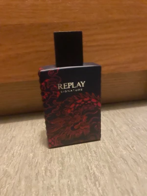 Replay Signature parfym 100ml - Replay Signature är en parfym med unik design och coolt drakmotiv. Flaskan innehåller 100ml och är tillverkad i Italien. Perfekt för dig som vill sticka ut med din stil.