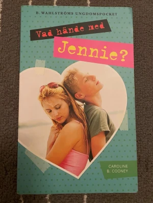 Vad hände med Jennie? - En gripande ungdomsroman om Jennie som kidnappas som liten och växer upp i en annan familj. När sanningen avslöjas måste hon välja mellan sin gamla och nya familj, och sin pojkvän. Perfekt för dig som gillar spänning, känslor och svåra val!