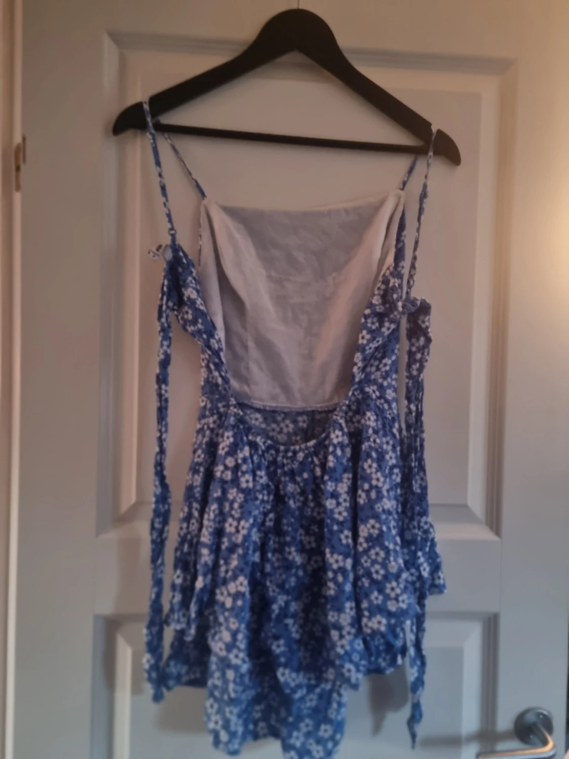 Blå blommig kortklänning med knyt - 2