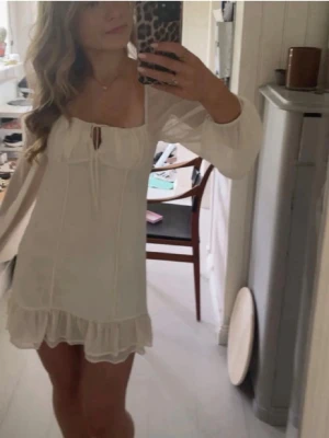 Vit klänning  - Supersöt klänning, använd 1 gång!