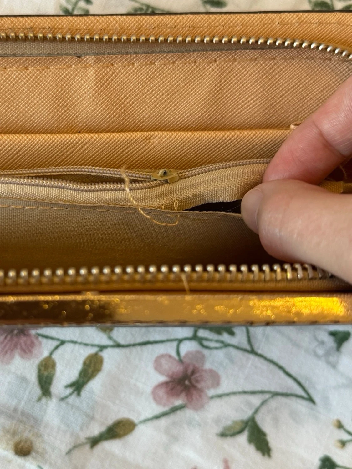 Plånbok med gulddetaljer och blommor - 5