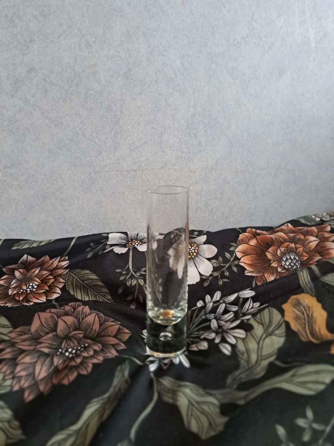 Liten vas eller glas som är längre