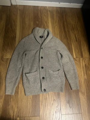 Cardigan  - Tjena, säljer en fet stickad cardigan i storlek S från HM. Den är i nyskick och är bara använd ett fåtal gånger. Priset är ej hugget i sten och hör av er vid frågor eller funderingar!