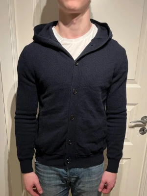 Less Worries cardigan med huva - Säljer en riktigt skön Less Worries kofta som inte längre går att få tag på! | Mycket fint skick endast lite damm som syns på bildern tas självklart bort innan frakt! | Storlek S. | Ställ gärna frågor innan du köper!