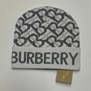 Burberry mössa - Helt ny, skickas inom kortaste tiden!