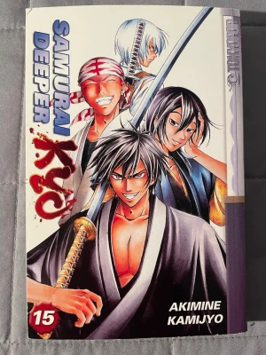 Samurai Deeper Kyo Vol. 15 - Följ med på ett episkt samurajäventyr i denna actionfyllda manga! Kyo och hans vänner möter farliga fiender och avslöjar hemligheter i kampen mot Mibu-klanen. Perfekt för dig som gillar spänning, samurajer och coola karaktärer!
