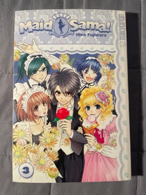 Maid Sama! Vol. 3 - Följ med på roliga och romantiska äventyr i denna manga där maids, sportdagar och galna teman på caféet står i centrum. Perfekt för dig som gillar humor, kärlek och färgstarka karaktärer i skolmiljö!