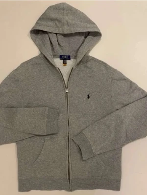 Ralph lauren zip hoodie grå - Storlek: XL i barn storlek,  Nypris: 1295kr, Pris kan diskuteras!