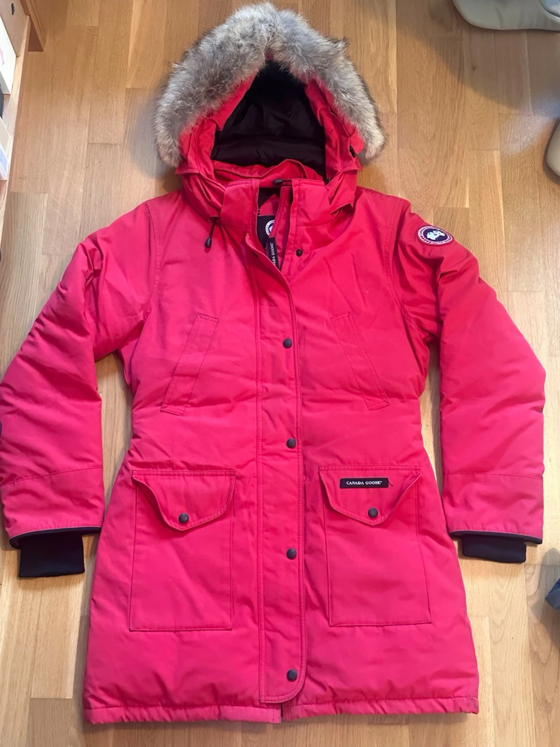 Röd parkajacka från Canada Goose