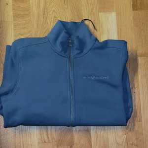 Blå hoodie från Peak Performance helt ny st S -  Peak Performance hoodie från stadium köpt för tre veckor sen helt ny ba testad hemma köpt för 1299 säljes för 800St S men passar M också köpt i eptember iår 