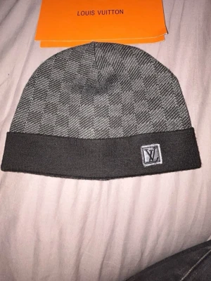 Grå mössa ruttig - Jätte snygg mössa helt ny storlek onesize