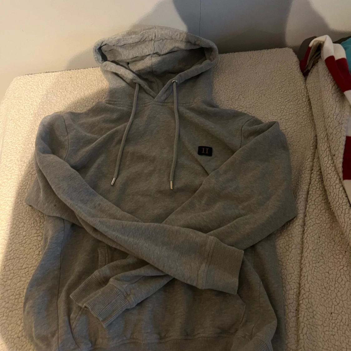 Grå hoodie från Les Deux