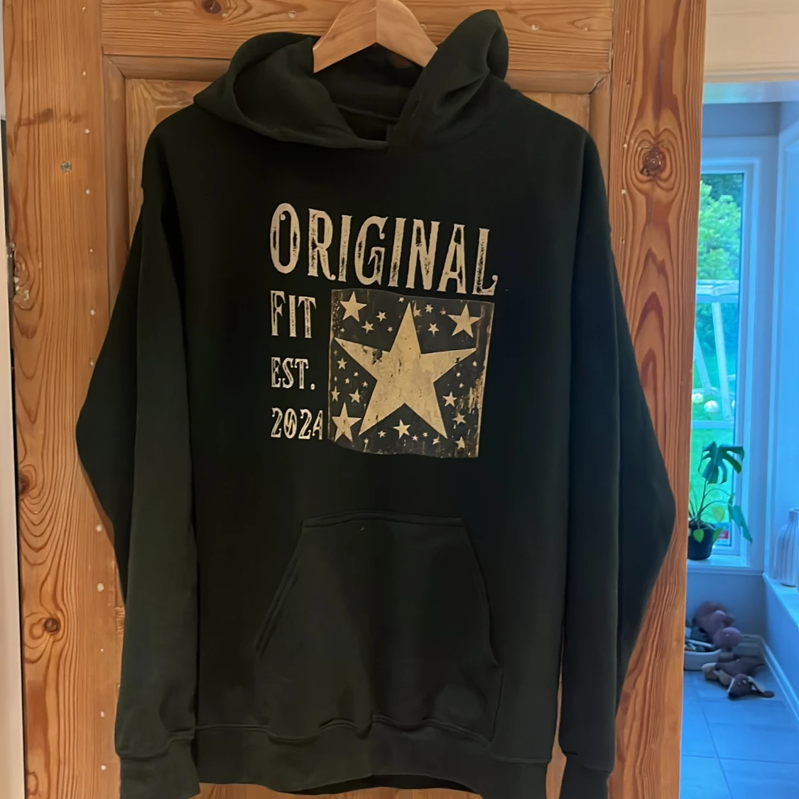 Grön hoodie Gildan med stjärntryck