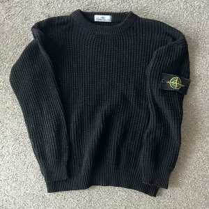 Stone Island stickad tröja - Hej, säljer nu min stickade stone island tröja då jag har växt ut den, den är i mycket bra skick och väldigt snygg. Hör av er med bud!