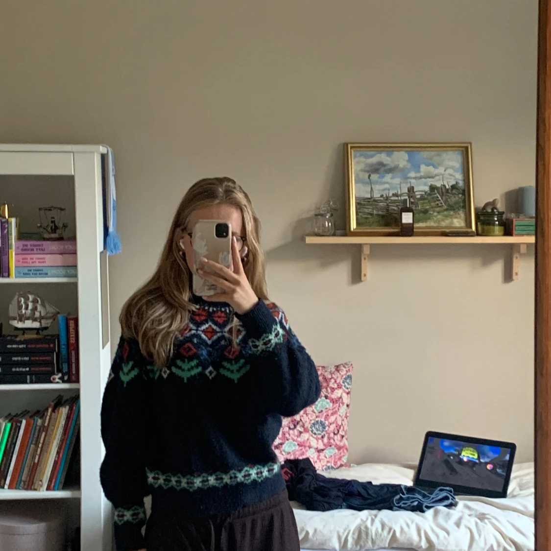 Mörkblå stickad tröja med mönster