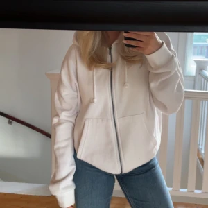 Kofta/hoodie med dragkedja - Vit kofta/hoodie med dragkedja från even&odd i storlek S, mycket bra skick!🤍