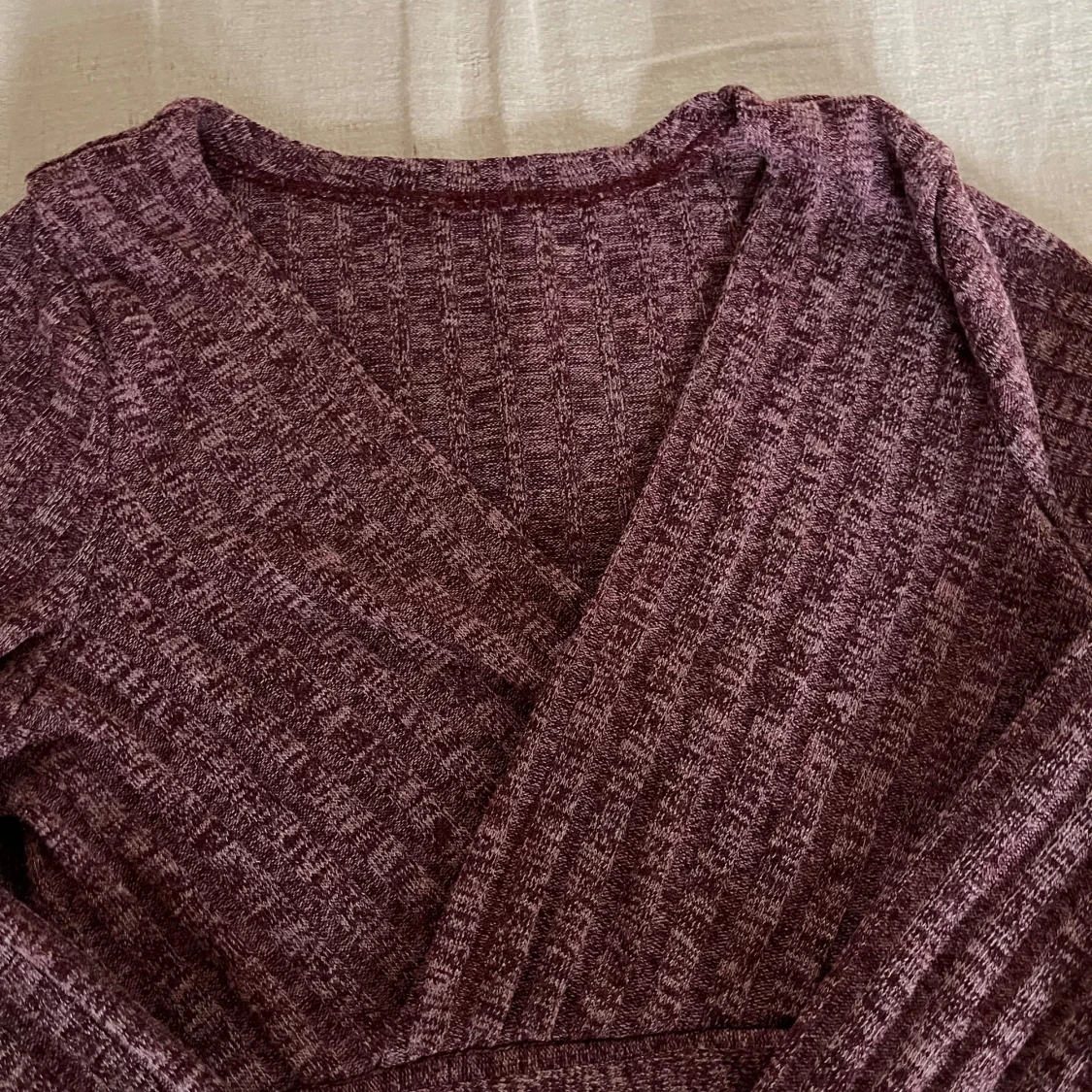 Vinröd omlottopp med ribbad struktur - 3