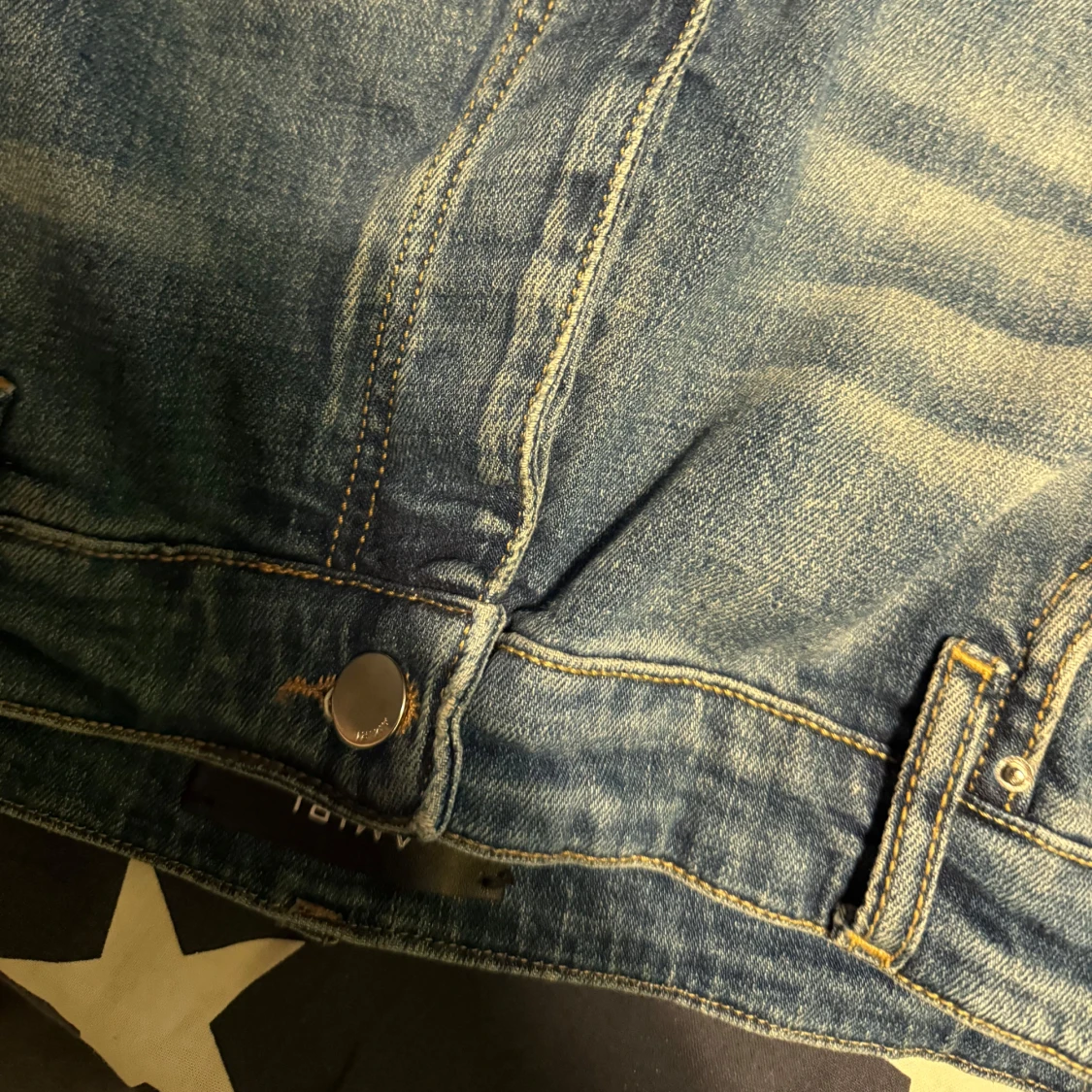 Blå ripped jeans från Amiri med patchar - 4