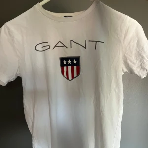  GANT tröja  - Vit t-shirt från GANT, bra kvalité, sällan använd