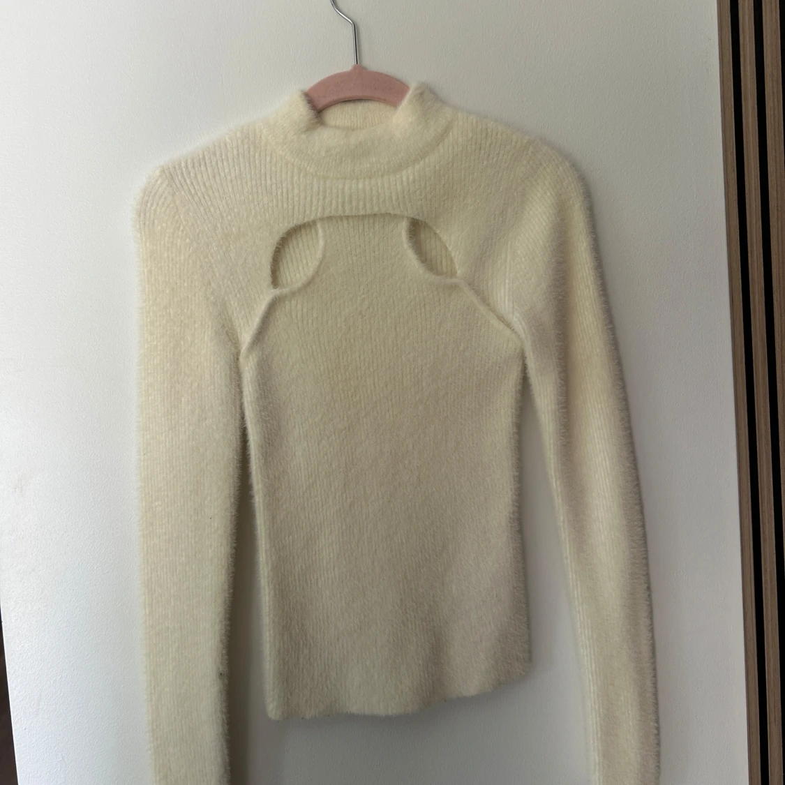 Krämvit stickad tröja Bershka