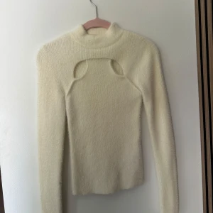 Krämvit stickad tröja Bershka - Säljer en krämvit stickad tröja från Bershka hög hals och är i ett mjukt, fluffigt material. Passar storlek S också