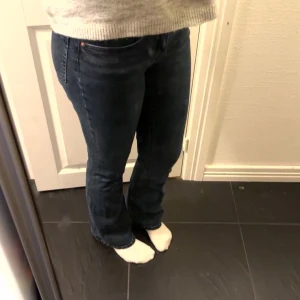 mörkblå bootcut jeans - Snygga mörkblå jeans från Gina. Aldrig använda och inga defekter.