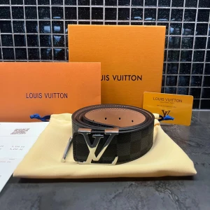 Svart bälte med silverbuckla  - Kommer med kvitering box kort och annat skriv gärna vid intresse✅