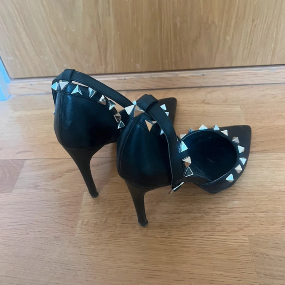 Svarta pumps med nitar och spetsig tå - 1