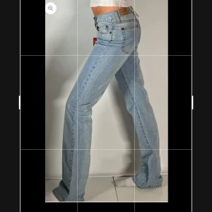  bootcut low waist jeans ljusblå XS - Ljusblå jeans med bootcut passform och låg midja. Klassisk femficksmodell i jeansmaterial med snygga detaljer. Perfekta för dig som gillar en avslappnad och trendig look. Alla mått står på en bild! Pris kan diskuteras!