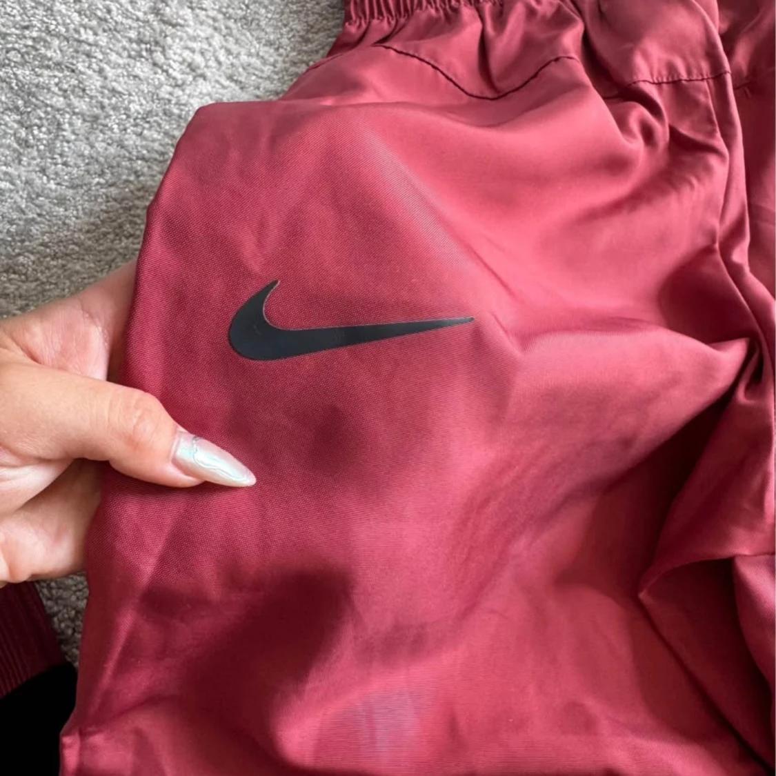 Vinröd Nike två set  - 3