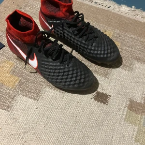 Nike Magista Obra elite sg - Säljer ett par Nike Magista Obra elite i bra skick. Det sitter på helt nya skruvdubbar knappt använda. Storlek 40,5 och skicka 7/10. Det är en söm som har släppt inne i skon som man ser på sista bilden. Priset kan diskuteras vid snabb affär 