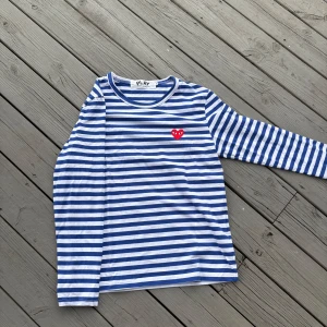 Cdg longsleeve - Skit snyggt Cdg play randig longsleeve, i bra skick använd men inga flaws