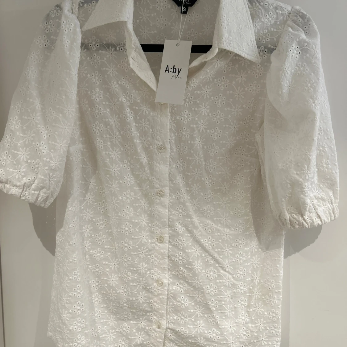 Vit broderad skjorta från A:by Anna - 1