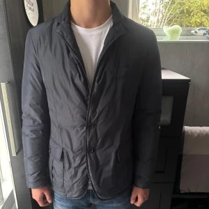 Aspesi Jacka - Aspesi jacka i mörkblå | skick 9/10 | Storlek S | Nypris 5000-6000 | hör av er vid minsta fundering ✅🙌