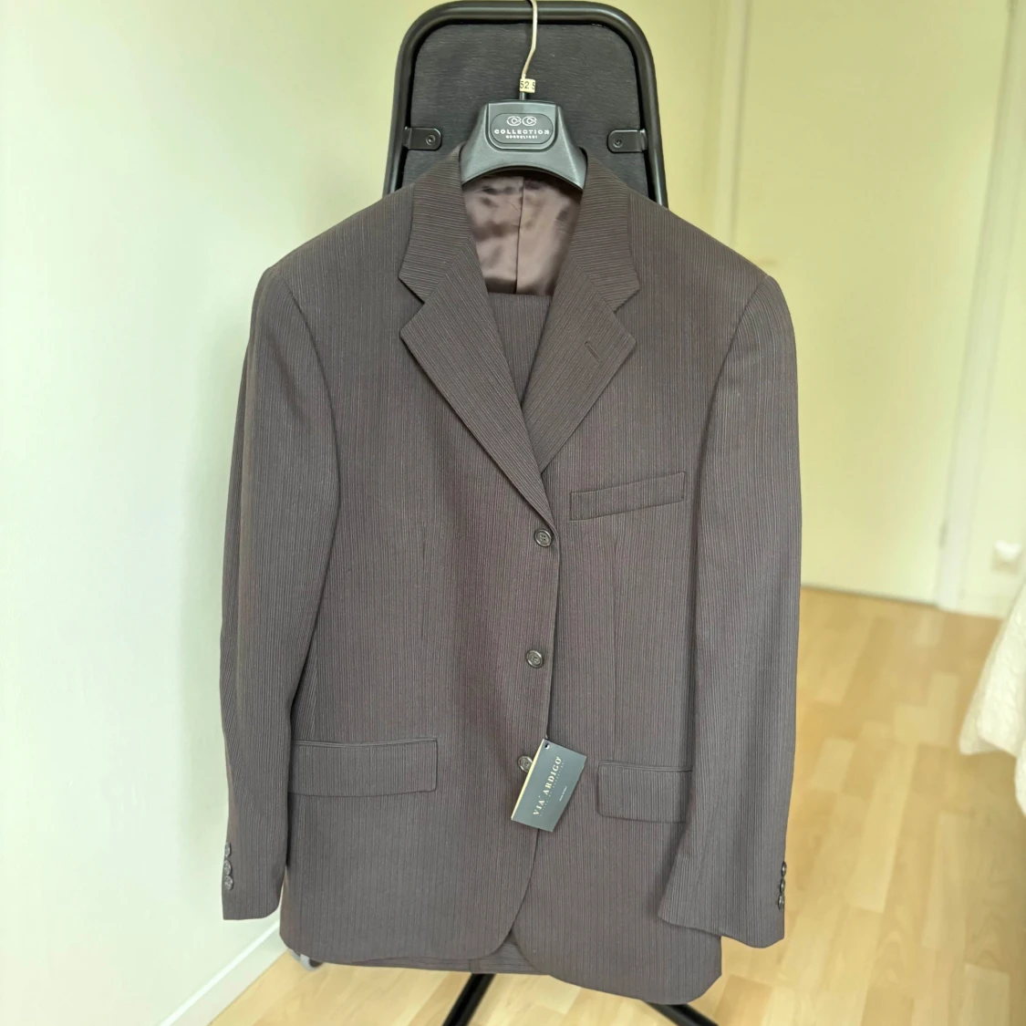 Brunrandig kostym – Via Ardigò, Made in Italy (stl 52)