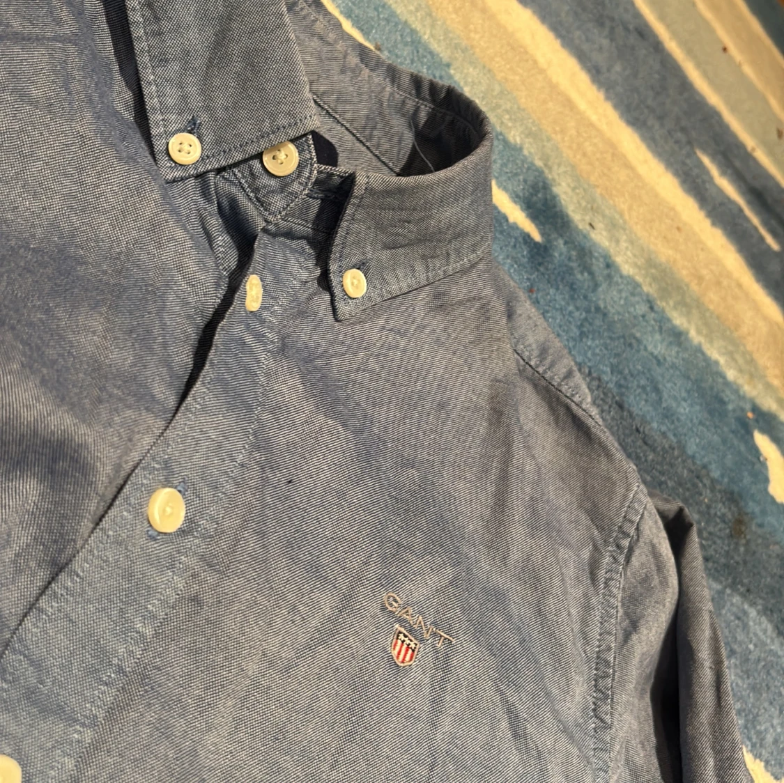 Blå skjorta från GANT med knappar - 1