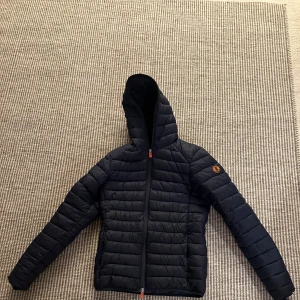 Blå dunjacka från Save the duck - Snygg save the duck jacka i bra skick.                            Storlek S