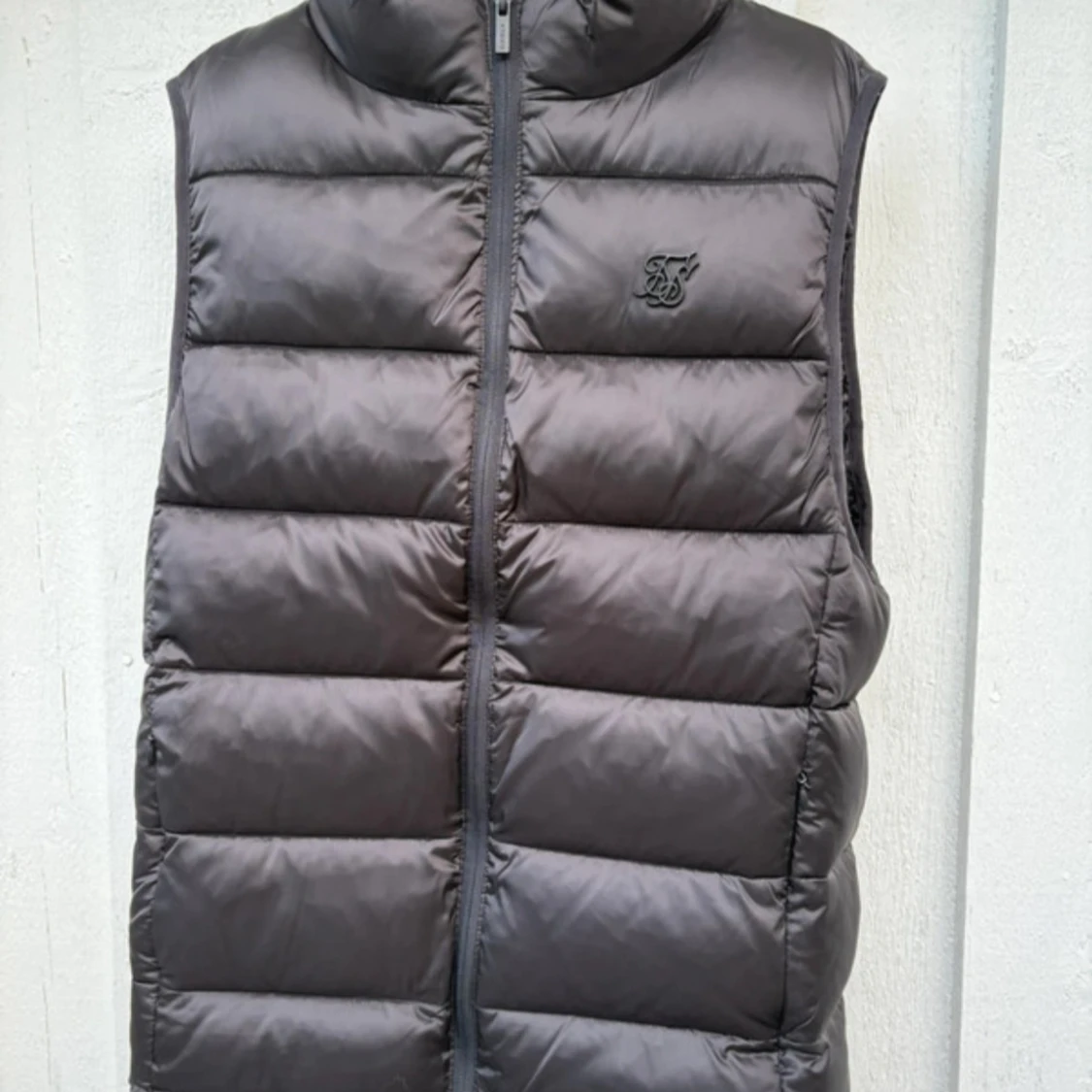 Svart dunväst från SikSilk