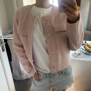 Ljusrosa cardigan jacka med guldknappar - Säljer denna fina jacka från Zara som jag bara använt ett fåtal gånger. Supersnygg typ utgångsjacka och stilren. Verkligen stockholmsstil 😏