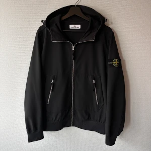 stone island shell jacket - stone island shell jacket I sjukt bra skick köpt 2022, jackan är i topp skick använd få tal gånger! St M 