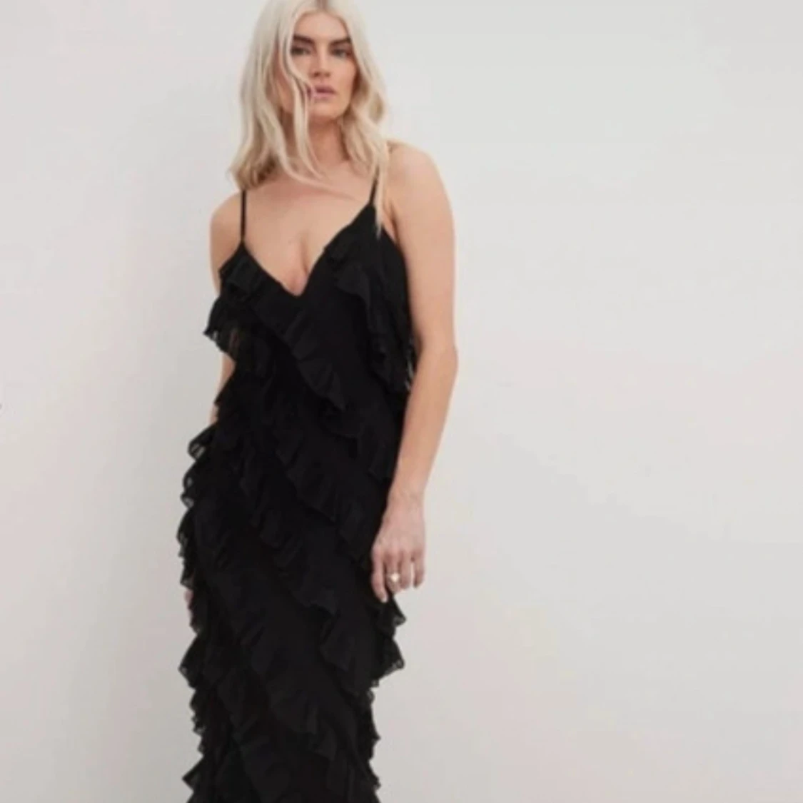Svart långklänning med volanger - 3