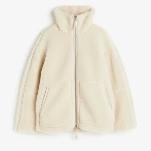 Beige teddyjacka med dragkedja  - Säljer en beige teddyjacka med hög krage och två stora fickor framtill. Från Hm, nypris 549kr