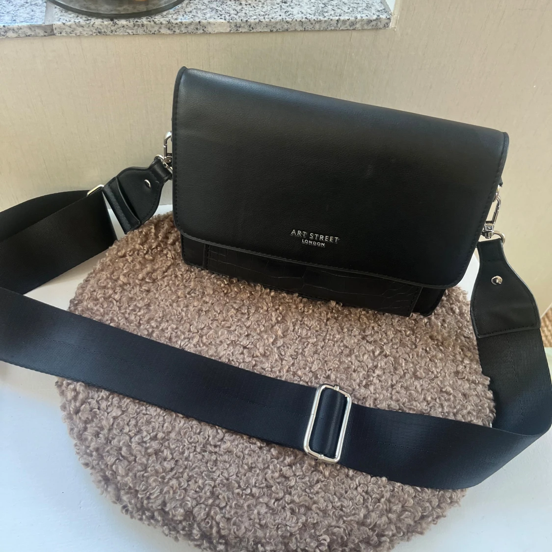 Svart axelväska från Art Street London - 1