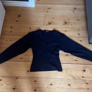 Mörkblå tröja med knappar Gina Tricot XS - Mörkblå tröja från Gina tricot. Den är i storlek xs och säljer för att jag inte får någon användning av den🥰 Den är i inprincip nyskick, använd 1 gång🥰 Skriv om ni har några frågor eller funderingar❤️Nypris 399❣️