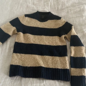 Randig stickad tröja Massimo Dutti - Säljer snyggaste tröjan från Massimo Dutti i marinblått och beige med breda ränder. Så fin och mysig till hösten 