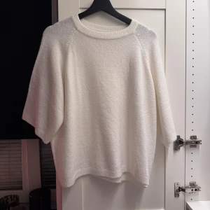 Kortärmad stickad tröja - Som ny inga defekter använd en gång🤍 passar mig som har S/m