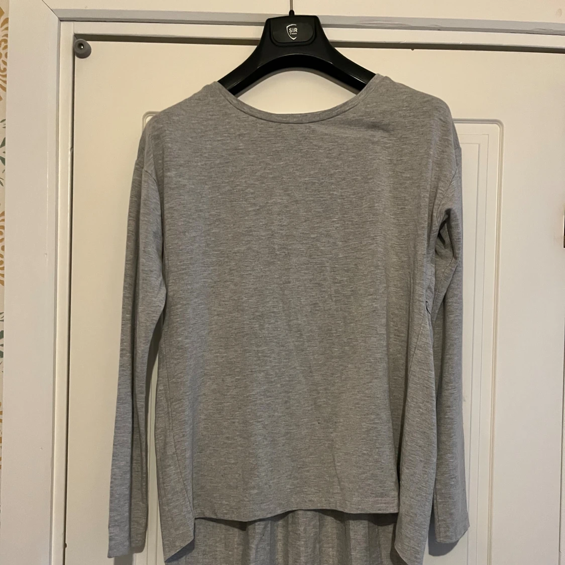 Grå långärmad tröja