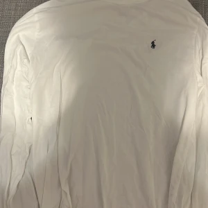 Vit långärmad tröja Polo Ralph Lauren - Vit långärmad tröja från Polo Ralph Lauren med klassisk rund halsringning och den ikoniska broderade loggan på bröstet. I storlek M. Använd ett enstaka gånger. Mvh Vincent. 