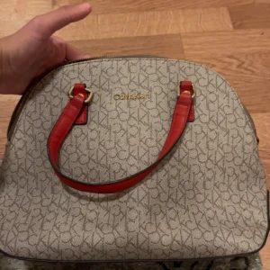 Calvin Klein handväska  - Väldigt fin calvin klein handväska helt oanvänd fick den i present men tyvär inte riktigt min stil. 